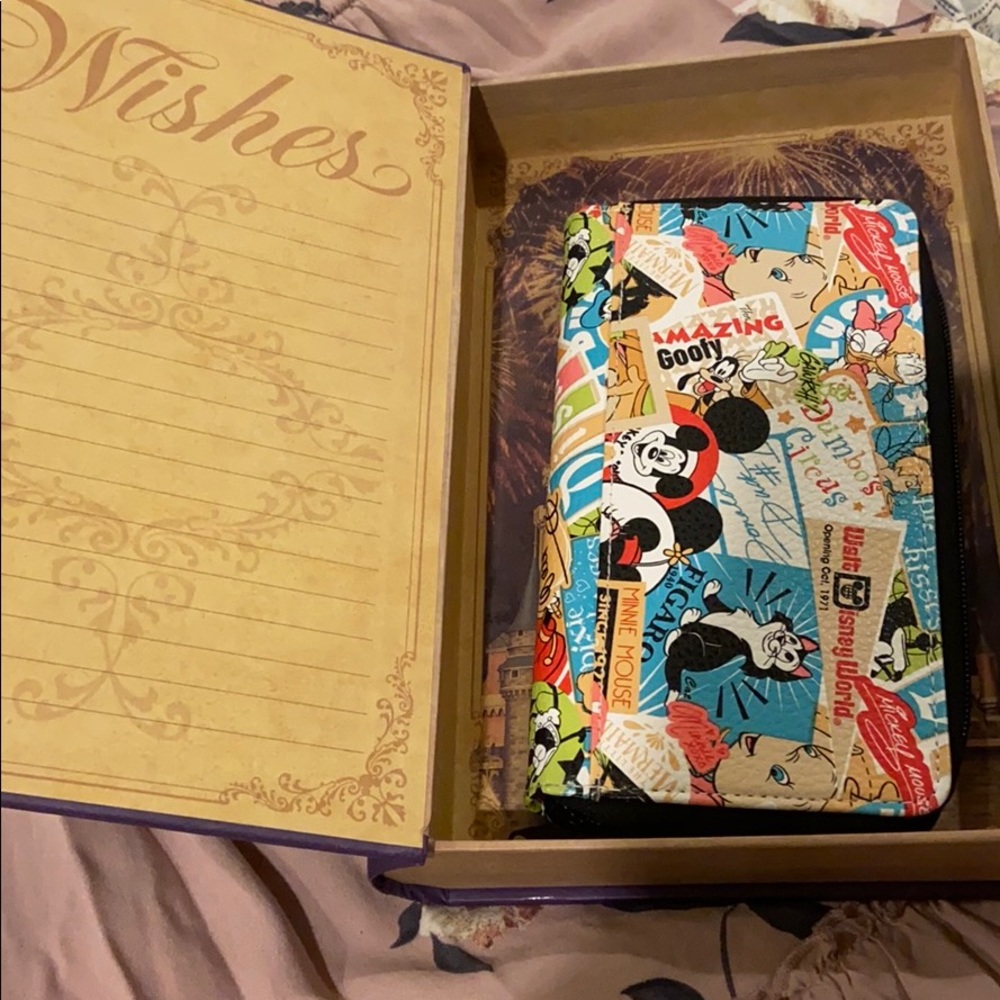 Disney park’s wallet